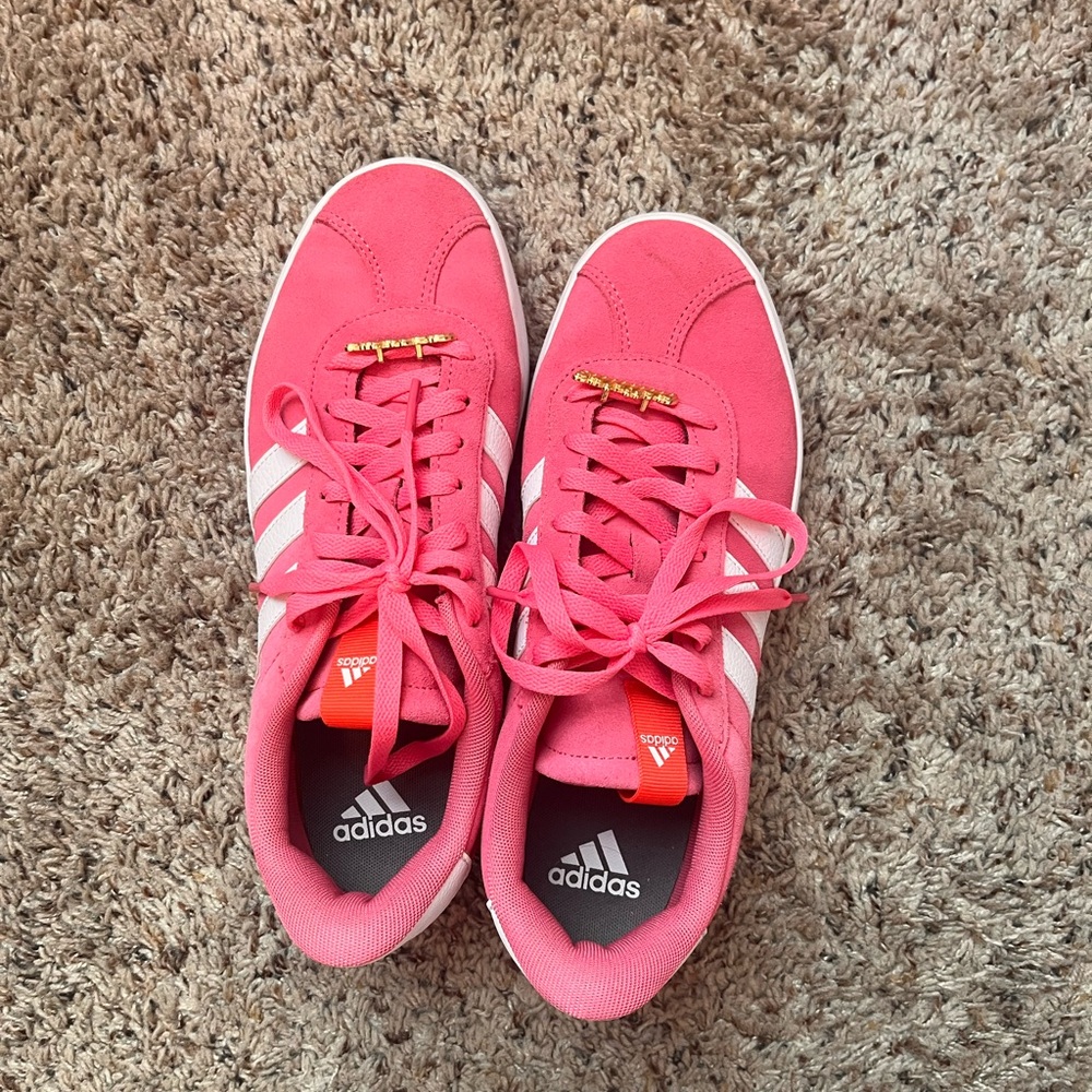 LIKE NEW PINK WOMENS ADDIDAS COURT SNEAKER | 9.5 | GREAT CONDITION |